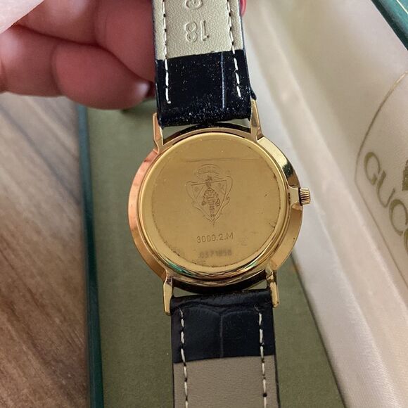 Gucci watch leather strap gold Roman numeral EUC - Picture 10 of 13